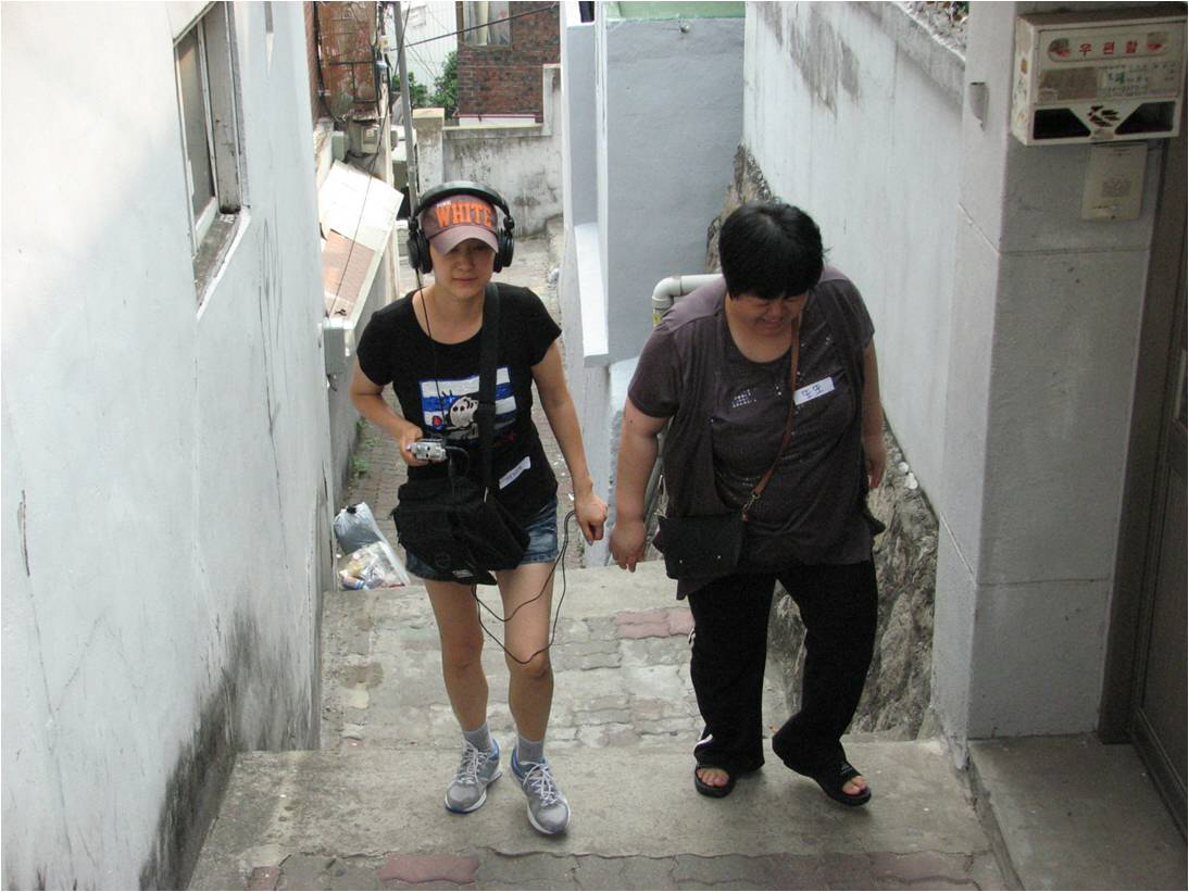 ▲ 서울 종로구 창신동에서 진행 중인 <창신동 여인네 이야기> 교육. 참여자들이 창신동의 마을 소리를 녹음하기 위해 골목길 계단을 오르고 있다.